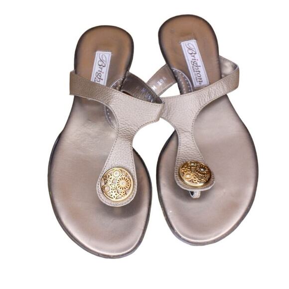Brighton Pansy Sandal Thong Flip Flop Gold Leather Metal Medallion Size 6M - Picture 2 of 6